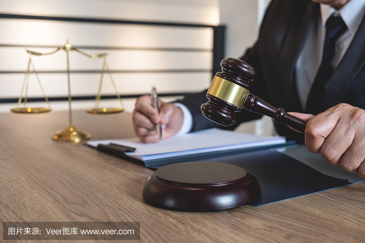 法律,律师和司法概念,男律师或公证人在律师事务所工作的文件和重大案件的报告